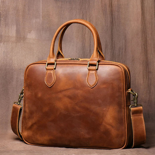 Zoom sur le cuir de vachette marron du sac porte-documents vintage, mettant en avant sa texture naturelle et sa qualité haut de gamme.