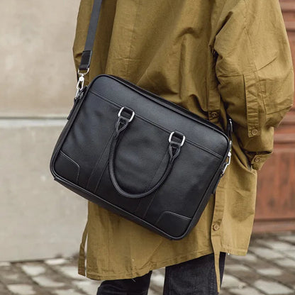 Sac porte-documents en cuir noir élégant, vue portee, parfait pour le bureau et les rendez-vous professionnels