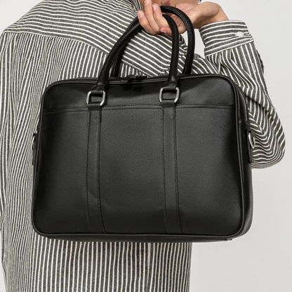 Homme portant le sac business en cuir noir, idéal pour transporter documents et ordinateur avec style