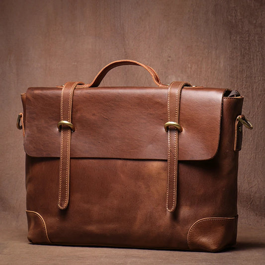 Sac en cuir de vache marron avec coutures fines et soignées, zoom sur la texture