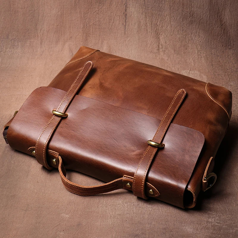 Sac porte-documents en cuir marron posé sur un bureau en bois, ambiance professionnelle