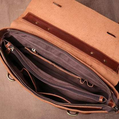 Compartiments intérieurs de la sacoche en cuir marron de luxe, conçus pour l’organisation