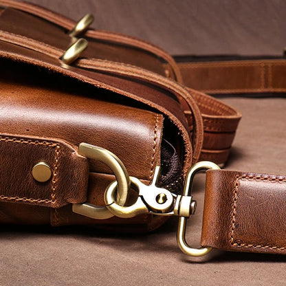 Vue de profil du sac en cuir marron de luxe, bandoulière ajustable, avec détails métalliques raffinés