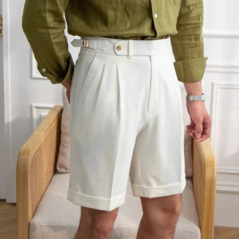 Short LUCIEN blanc, coupe droite élégante. L’incarnation de l’élégance estivale masculine : un essentiel chic, sobre et polyvalent.