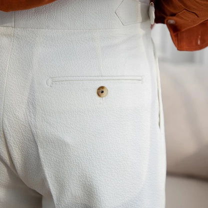 Short LUCIEN blanc, coupe droite élégante. L’incarnation de l’élégance estivale masculine : un essentiel chic, sobre et polyvalent.