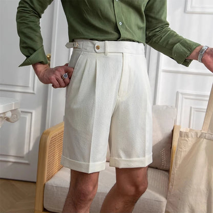 Short LUCIEN blanc, coupe droite élégante. L’incarnation de l’élégance estivale masculine : un essentiel chic, sobre et polyvalent.