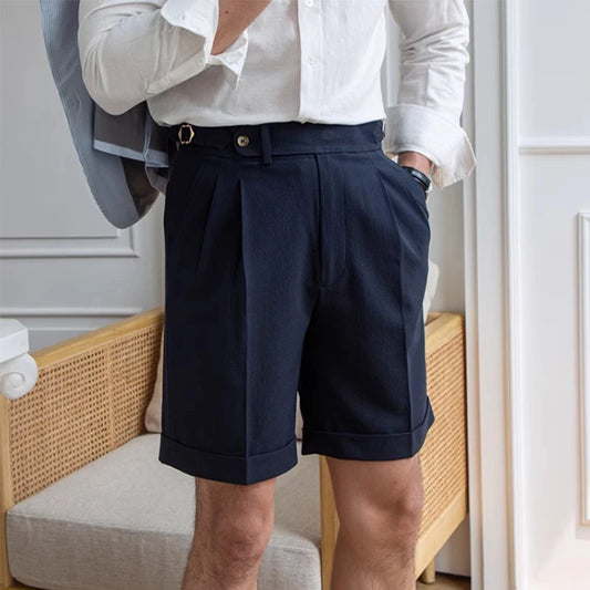 Short LUCIEN bleu marine, coupe droite raffinée. Inspiré du style rétro chic, idéal pour une allure distinguée et décontractée en été.