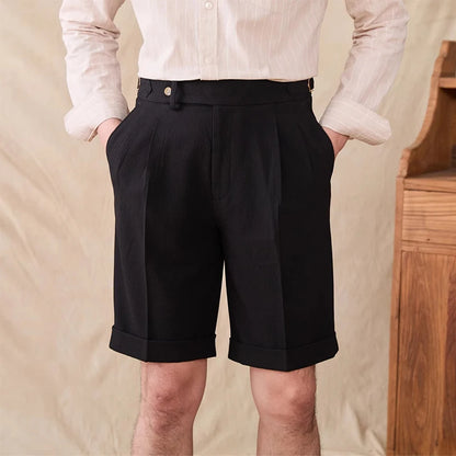 Short LUCIEN noir pour homme, coupe droite au-dessus du genou. Style Old Money vintage, élégant et confortable pour un look habillé et intemporel.