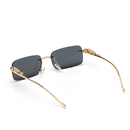 Zoom sur les luunettes SOLEMAR en métal doré, verres noirs, lunettes de soleil unisexe fashion avec protection contre les UV
