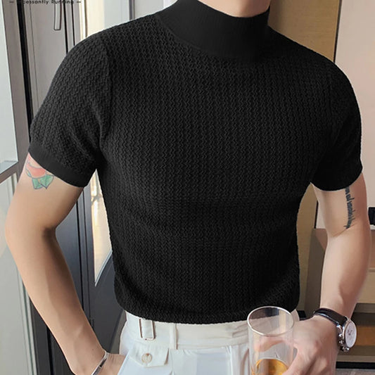 Homme portant un T-shirt pull en tricot noir, col montant chic et ajusté