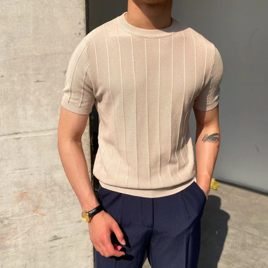 T-shirt tricoté léger beige à coupe droite, col rond et manches courtes, look élégant et confortable.