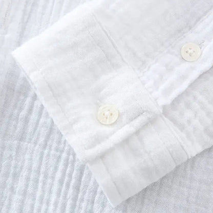 Détail des manches de la chemise décontractée blanche pour homme, en double gaze froissée. Tissu léger et respirant offrant une sensation agréable au toucher, idéal pour les journées chaudes ou fraîches.
